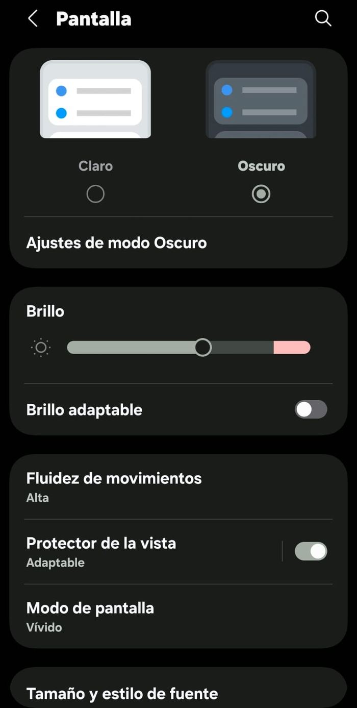 Ajustes de pantalla mostrando el modo oscuro activado